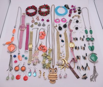 de nombreux colliers et bracelets disposés sur une table