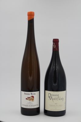deux bouteilles de vin posées l'une à côté de l'autre sur une table