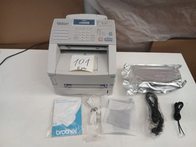 une photo d'une imprimante posée sur une table à côté d'autres objets