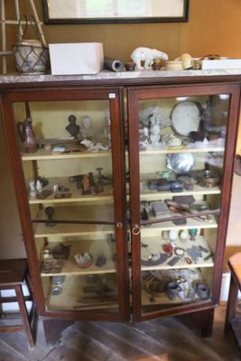 une vitrine contenant de nombreux objets