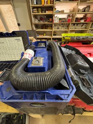 une boîte bleue sur laquelle est posé un ventilateur