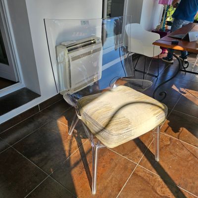 une chaise qui se trouve au milieu d'une pièce