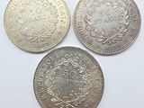 trois types de pièces différents sur une surface blanche