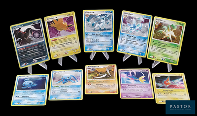 beaucoup de cartes pokemon sur la table