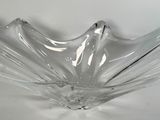 une photo d'un saladier en verre transparent posé sur une surface blanche
