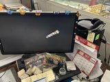 un bureau sur lequel se trouvent un ordinateur et une tasse de café