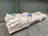 une pile de sacs de sable posée sur une palette