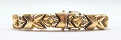 une image d'un bracelet en or sur fond blanc