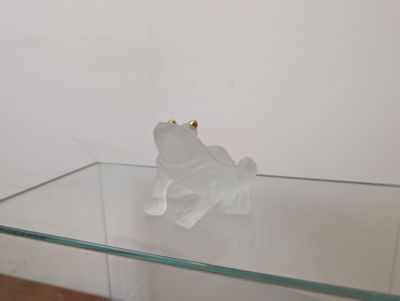 une étagère en verre sur laquelle est posé un support en verre