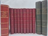 plusieurs vieux livres sont alignés sur une étagère