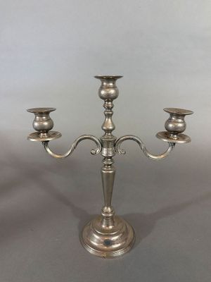 Chandelier de table à trois lumières en métal argenté, à fût…