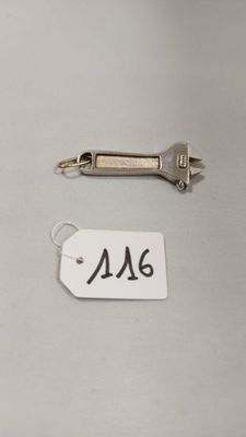 un gros plan d'un objet métallique auquel est attachée une étiquette