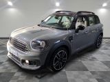 La Mini Countryman est garée sur un sol en carrelage à damier
