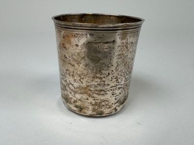une coupe en argent posée sur une table