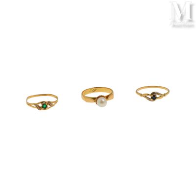 trois bagues en or ornées de perles et d'émeraudes