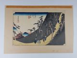 une image représentant un tableau représentant un paysage de montagne avec des personnes marchant sur un sentier