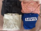 trois paires de chemises Levi's et un short Levi's