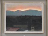 une peinture à l'huile représentant un coucher de soleil sur une chaîne de montagnes, avec une grange au premier plan