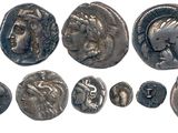 une image représentant une collection de pièces de monnaie romaines antiques sur fond blanc