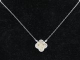 un collier avec un pendentif en forme de fleur sur un mannequin noir mannequin mannequin mannequin mannequin mannequin mannequin manne