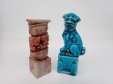 paire de figurines chinoises en faïence bleue représentant un chien et un lion