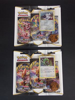 Une boîte contient deux paquets de cartes à collectionner Pokémon
