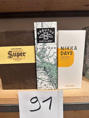 Trois boîtes de chocolats se trouvent sur une étagère dans un magasin.