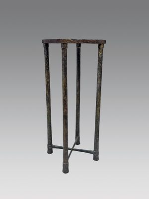 une image représentant une table en métal avec quatre pieds et un plateau en bois
