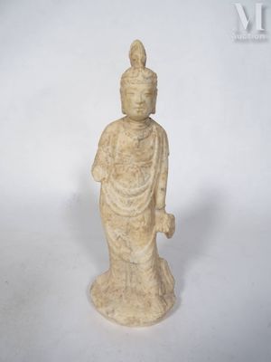 statue d'une personne portant un chapeau sur fond blanc