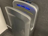 un urinoir surmonté d'une lumière bleue dans des toilettes