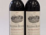 deux bouteilles de vin rouge posées l'une à côté de l'autre sur une table