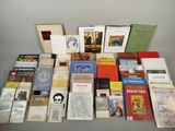 plusieurs livres sont empilés sur une table