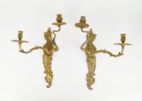 Paire d'appliques en bronze ciselé et vernis or.