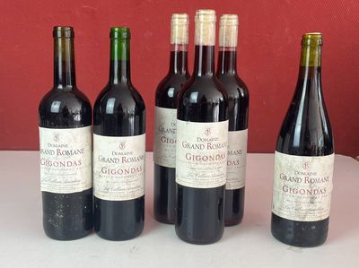 plusieurs bouteilles de vin sont alignées sur une table