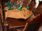 une table et des chaises dans une pièce où se trouve un tapis