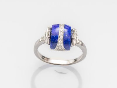 une bague en lapis-lazuli et diamants