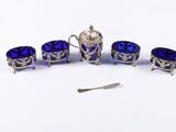 plusieurs morceaux de verre argenté et bleu sur un fond blanc