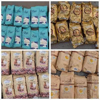 les nombreux sachets de nourriture posés sur la table
