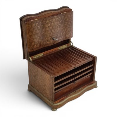 une vieille boîte en bois contenant des cigares, sur fond blanc