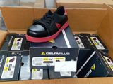 une boîte contenant une paire de chaussures noires et rouges
