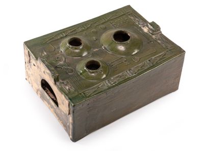 RARE CUISINIERE en terre cuite à glaçure verte, de forme rec…