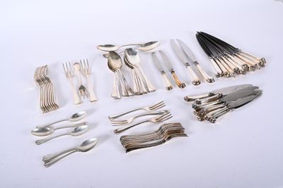 beaucoup d'argenterie sur une table blanche