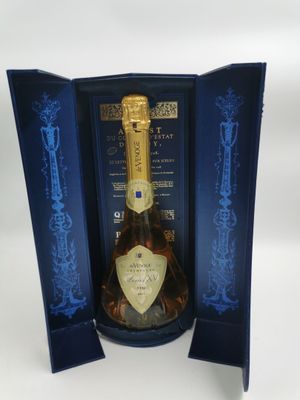 une image représentant une bouteille de champagne dans une boîte bleue