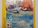 un gros plan d'une carte Pokémon représentant un ours