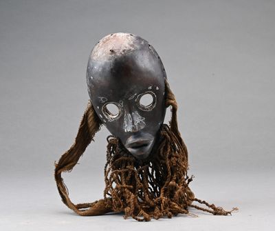 une image représentant un masque noir avec de longs cheveux