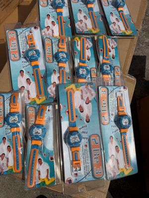 Des boîtes de brosses à dents pour enfants sont empilées les unes sur les autres