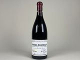 la bouteille de vin rouge est posée sur la table