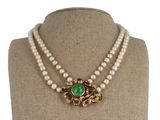 un gros plan d'un collier orné de perles porté par un mannequin