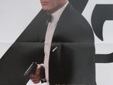 une affiche représentant un homme en costume tenant une arme à feu