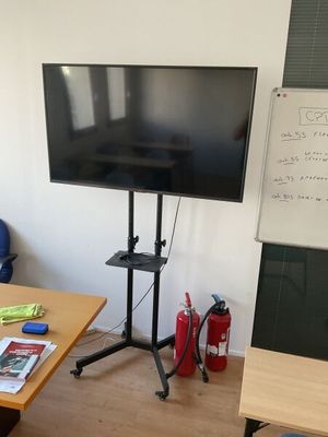 un grand téléviseur à écran plat posé sur un meuble dans une pièce